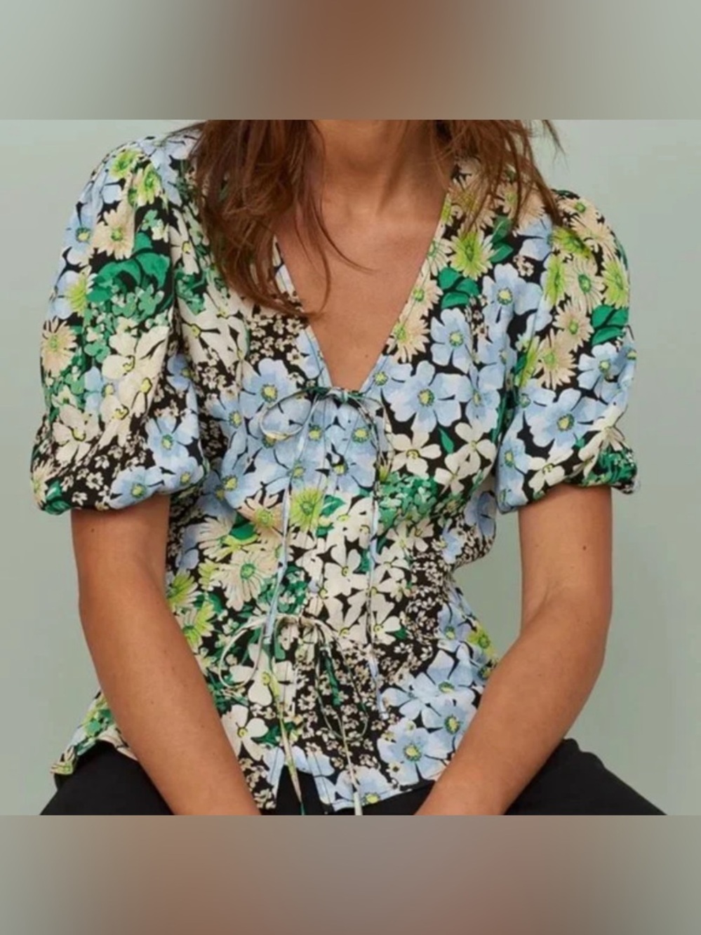 🌺 2/$20 H&M Floral Puff Sleeve Tie Neck
Blouse Size small